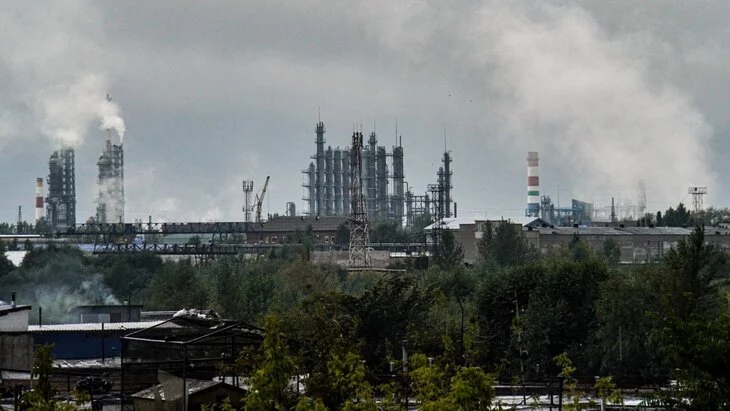 Пожар на нефтезаводе в Омске локализован Пожар на нефтезаводе в Омске локализован