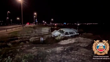 Поезд столкнулся с уходившим от погони автомобилем в Ростовской области