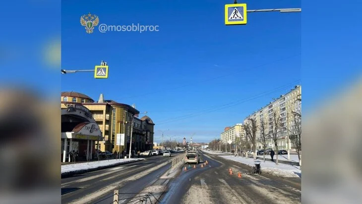 Таксист сбил мужчину на инвалидной коляске в подмосковном Дмитрове Таксист сбил мужчину на инвалидной коляске в подмосковном Дмитрове