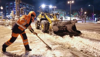Городские службы Москвы продолжают ликвидировать последствия снегопада