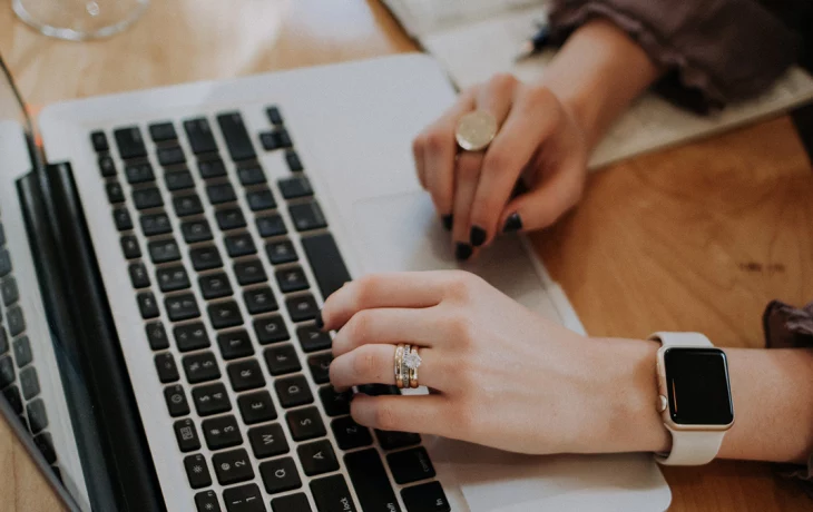 Работодателям запретили увольнять жен погибших бойцов СВО в течение года