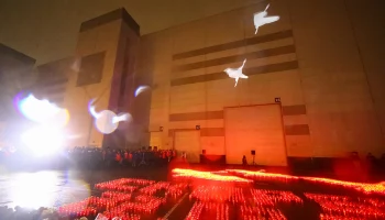 У стен &laquo;Крокуса&raquo; зажгли фигуры журавлей в память о жертвах теракта