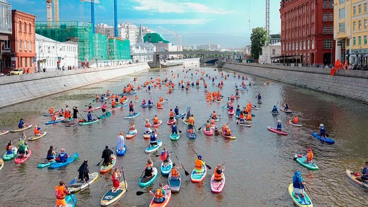 Около 3 тыс человек приняли участие в сап-заплыве по Москве-реке