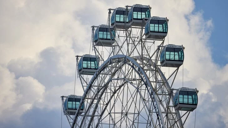 Колесо обозрения "Солнце Москвы" приостановило работу из-за непогоды