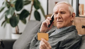 Банк России обсуждает новые меры защиты пожилых людей от мошенников