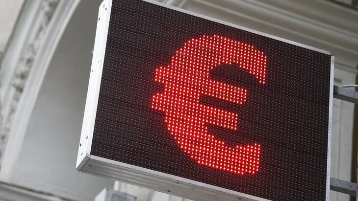 Курс евро упал ниже 98 рублей впервые с 15 февраля