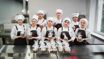 Студенты столичных колледжей испекли куличи для бойцов в госпитале