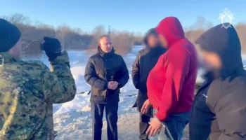 СК опубликовал кадры допроса обвиняемого в убийстве мальчика в Петербурге