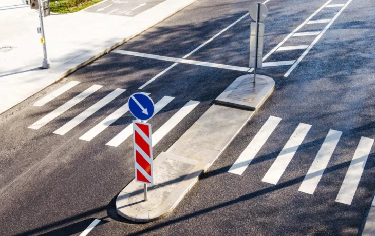 Дорожную разметку начали обновлять в Москве после зимы Дорожную разметку начали обновлять в Москве после зимы