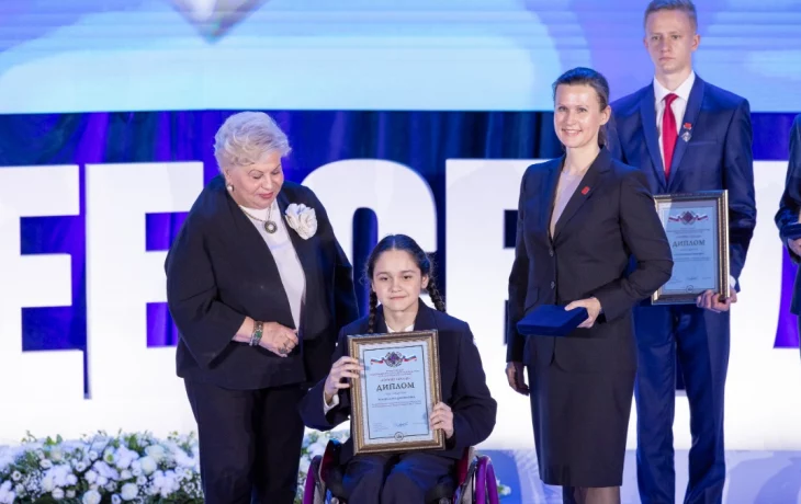 Школьницу из Москвы наградили знаком «Горячее сердце» в Музее Победы Школьницу из Москвы наградили знаком «Горячее сердце» в Музее Победы