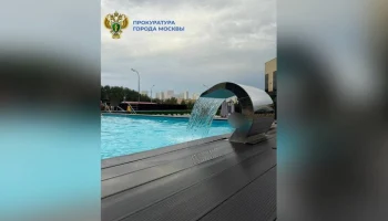 Девочка едва не утонула в столичном бассейне из-за попавших в трубу волос