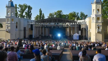 С начала июня в зеленом театре ВДНХ откроется новый сезон