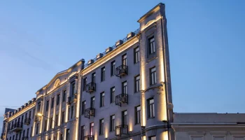 &laquo;Плоский дом&raquo; в центре Москвы получил архитектурно-художественную подсветку
