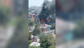 Кровля жилого дома в Батайске загорелась на площади 500 квадратных метров