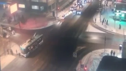 Троллейбус наехал на 11-летнего мальчика, переходившего дорогу в Омске Троллейбус наехал на 11-летнего мальчика, переходившего дорогу в Омске