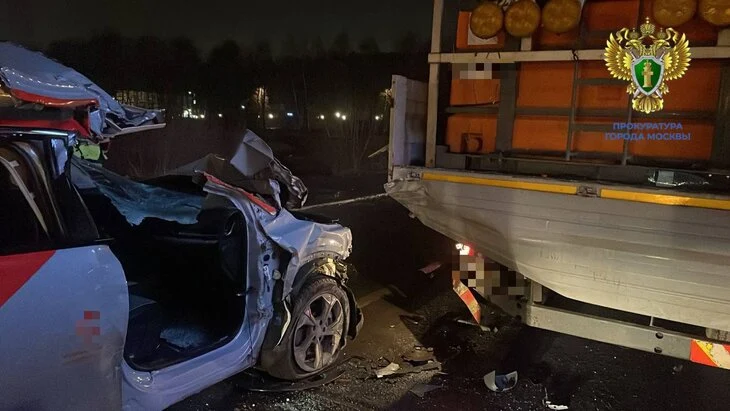 Один человек погиб при столкновении каршеринга с "КамАЗом" в Москве Один человек погиб при столкновении каршеринга с "КамАЗом" в Москве