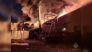 Пожарные тушат крупное возгорание на складе в Удмуртии