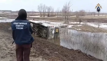 Микроавтобус с несовершеннолетними спортсменами перевернулся в Саратовской области
