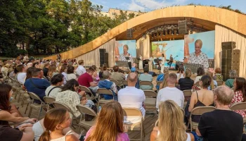 Площадка "Театрального бульвара" на Патриарших прудах продлит работу до 14 сентября