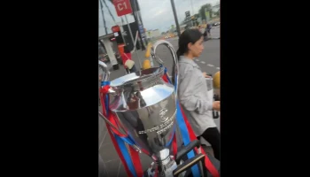 Российский вратарь ПСЖ Матвей Сафонов привез в Москву кубок Лиги чемпионов