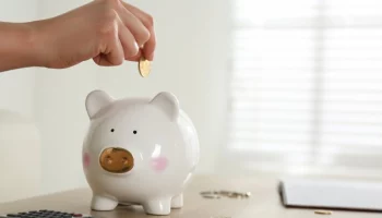 Экономист рассказал, сколько нужно откладывать с пенсии для накопления денег