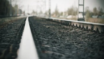 В Подмосковье автомобиль столкнулся с грузовым поездом