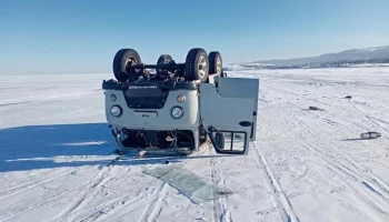 Автомобиль с туристами перевернулся на Байкале