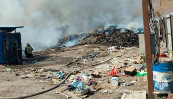 Мусор загорелся на площади в 1000 квадратных метров в Ростове-на-Дону