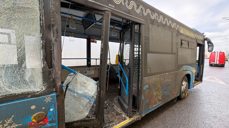 Восемь человек пострадали в результате ДТП автобуса с грузовиком в Москве Восемь человек пострадали в результате ДТП автобуса с грузовиком в Москве