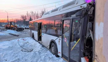 Автобус врезался в дом в Великом Новгороде