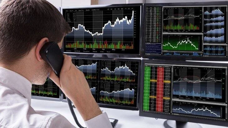 Индекс Мосбиржи опустился ниже 2 700 пунктов Индекс Мосбиржи опустился ниже 2 700 пунктов