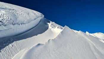 Два человека пострадали при сходе лавины на Камчатке