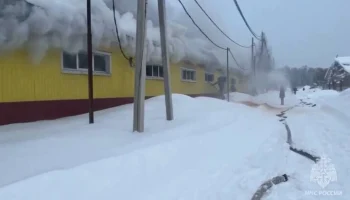 Производственное здание загорелось в Подмосковье на площади почти 4 тыс "квадратов"