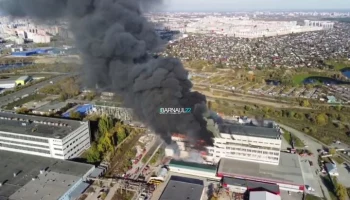 Площадь пожара на мебельном комбинате в Барнауле увеличилась до 6 тыс "квадратов"