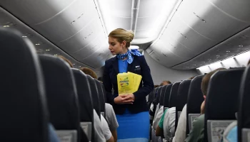 Стюардесса потеряла сознание в самолете, летевшем из Петербурга в Красноярск