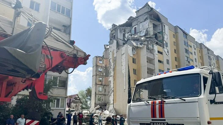 Глава МЧС РФ с опергруппой направится на место взрыва в жилом доме в Саратове Глава МЧС РФ с опергруппой направится на место взрыва в жилом доме в Саратове
