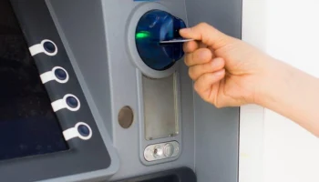 В России появятся банкоматы, выдающие дебетовые карты