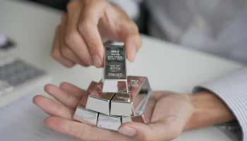 Биржевая стоимость серебра превысила 100 долларов впервые в истории