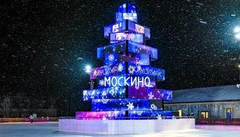 В кинопарке &laquo;Москино&raquo; установили елку из 184 LED-экранов