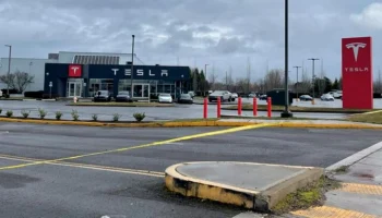SR: в США напали на автосалон Tesla и оставили послание с пожеланием смерти Маску
