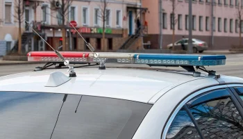 Трое подростков с ножом раздели 6-летнего мальчика на детской площадке в Ленобласти