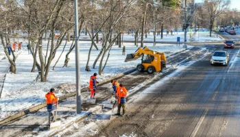 Городские службы продолжают ликвидировать последствия снегопадов в Москве