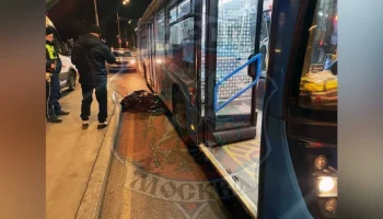 Мужчина погиб, упав перед движущимся автобусом на западе Москвы