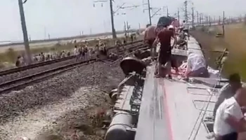Около 140 человек пострадали после схода поезда в Волгоградской области