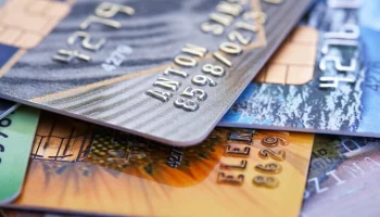 "Коммерсант": банки в РФ заблокировали миллионы карт с начала года