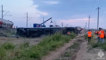 Умер водитель грузовика, столкнувшегося с пассажирским поездом под Волгоградом