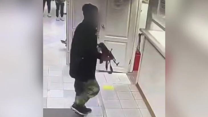 Вооруженный мужчина пришел в больницу в Иркутске Вооруженный мужчина пришел в больницу в Иркутске