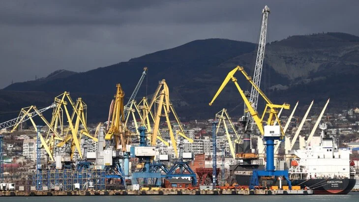 РИА Новости: два судна столкнулись в порту Новороссийска РИА Новости: два судна столкнулись в порту Новороссийска