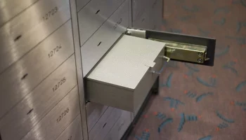 Содержимое шести банковских ячеек приобщили к делу о поставке сухпайков в армию