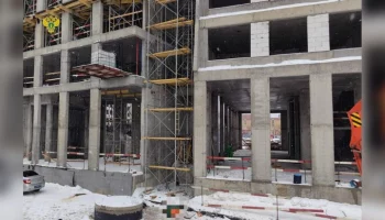 Рабочий погиб после падения с высоты на стройке в Москве